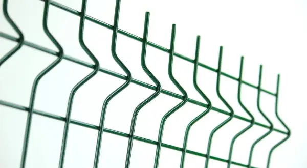 Rete metallica verde con un design ondulato, simile a un virtual fencing, su sfondo bianco.