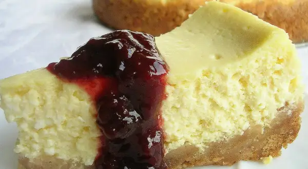 Pyszne ciasto z serka wiejskiego z polewą wiśniową, idealne na deser.