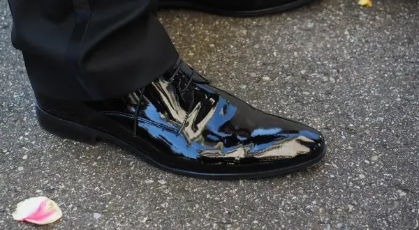 Idealne buty do smokingu? Poznaj żelazne zasady Black Tie