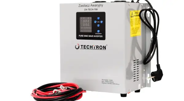 Szary zasilacz awaryjny UPS marki Techtron z wyświetlaczem, przyciskami sterującymi i kablami.