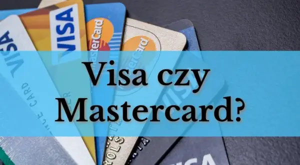 Stos kart kredytowych, w tym Visa i Mastercard, z pytaniem "Visa czy Mastercard?" na niebieskim tle.