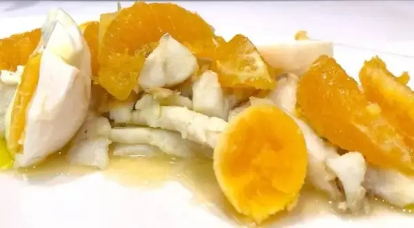 Ensalada de naranja y bacalao: la receta andaluza que te sorprenderá
