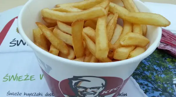 Ile kosztują małe frytki w KFC? Sprawdź ceny i szczegóły!