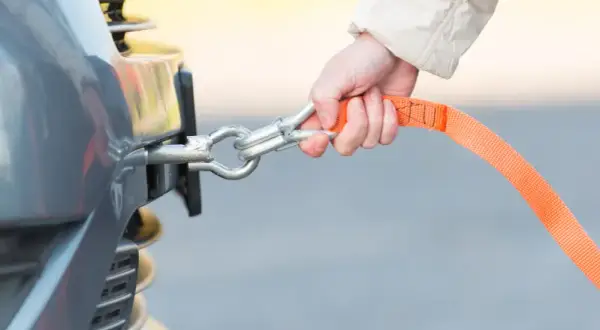 Jak holować auto bez haka: praktyczne porady i bezpieczeństwo