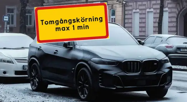 En svart bil står parkerad i snö. En gul skylt med texten "Tomgångskörning max 1 min" antyder hur mycket drar en bil på tomgång.
