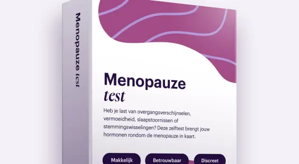 Een verpakking met de tekst "Menopauze test". De zelftest helpt bij het in kaart brengen van hormonen rondom de menopauze.