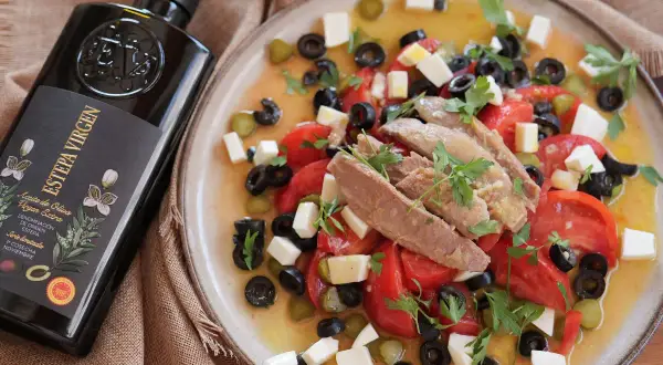 Deliciosa ensalada de ventresca con tomates, aceitunas negras, queso y un chorrito de aceite de oliva virgen extra Estepa.