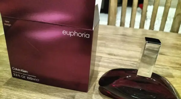Perfumy Calvin Klein Euphoria 100ml w bordowym opakowaniu i charakterystycznym flakonie.