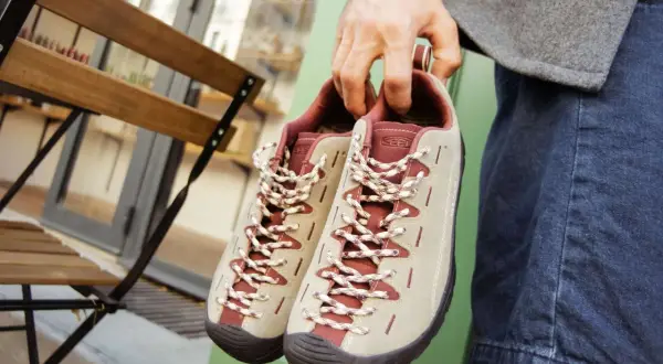 Paire de chaussures en nubuck beige et bordeaux, lacets tressés. Quel animal a inspiré ce style ?