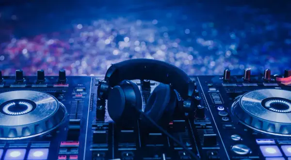 Słuchawki na konsoli DJ-skiej, gotowe do akcji. Czy to będzie kolejna niezapomniana noc z muzyką Tiesto w Polsce?