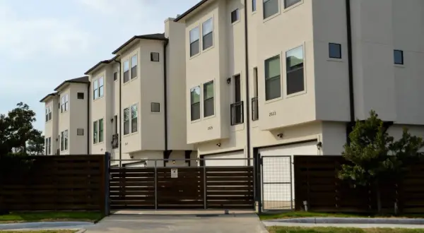 Case moderne con cancelli in legno e metallo. Ideale per chi cerca consigli su come vendere una multiproprietà.