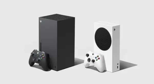 Czarna i biała konsola Xbox Series X z kontrolerami.