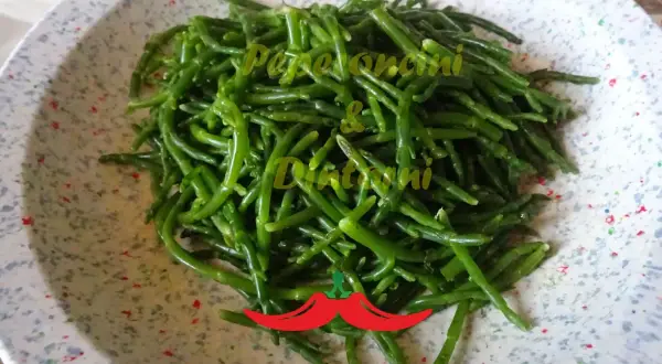 Un piatto di asparagi di mare freschi, verdi e croccanti, pronti per essere gustati.