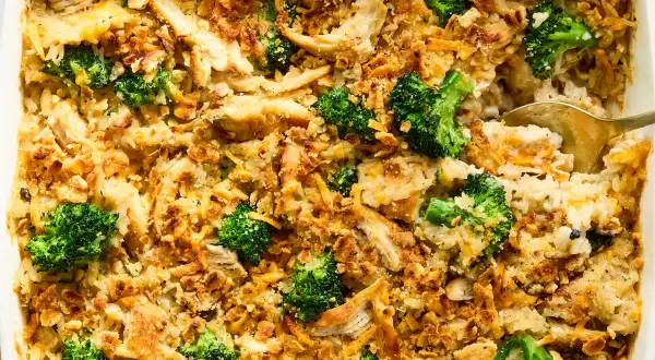 Gratín de pollo y brócoli, una de esas recetas con ingredientes básicos que te sacan de apuros. Cremoso, con trozos de pollo deshebrado, brócoli y una cobertura crujiente.