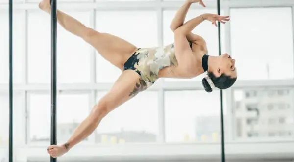 Pole dance dla początkujących: Idealny strój na rurkę?
