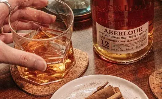 Whisky czy wódka – poznaj różnice i wybierz mądrze swój napój
