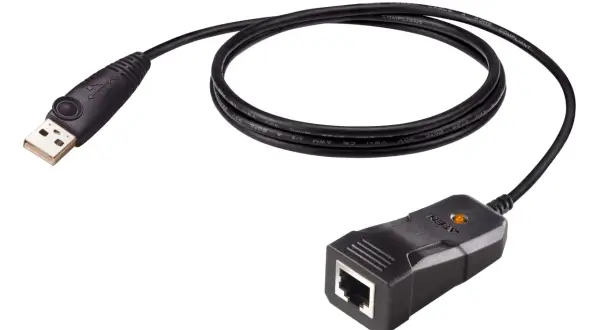 Kabel USB z adapterem sieciowym. Z jednej strony wtyczka USB, z drugiej gniazdo port ethernet.
