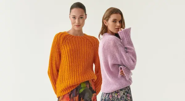 Jak nosić sweter do sukienki? Sekrety stylistek na każdą okazję
