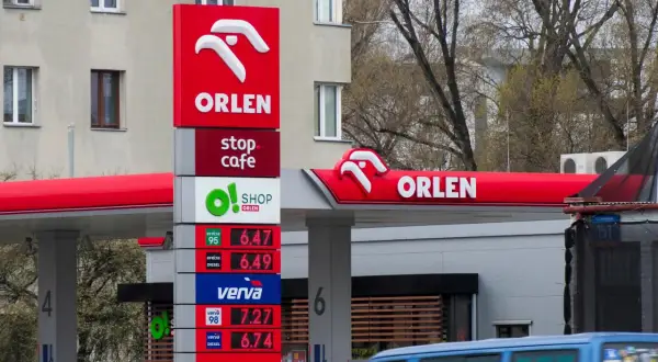 Stacja Orlen z widoczną promocją na paliwo. Ceny benzyny i diesla na tablicy informacyjnej.