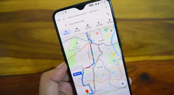 Telefon z mapą Google pokazuje trasę, jak zmienić lokalizację w telefonie, aby dotrzeć do celu.