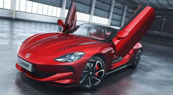 Czerwony MG Cyberster z otwartymi drzwiami typu gullwing. Zastanawiasz się nad mg cyberster cena?