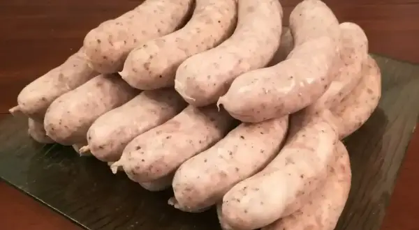 Stos białej kiełbasy, idealnej do tradycyjnego przepisu.