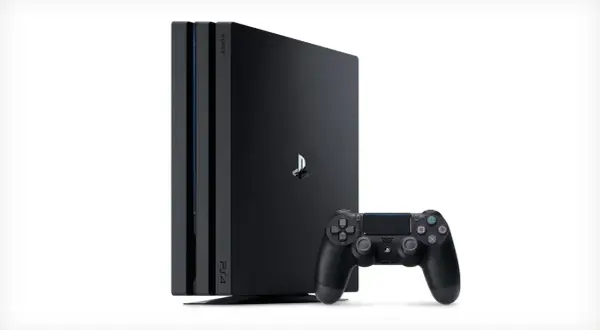 Konsola PlayStation 4 i kontroler. W którym roku wyszło PS4? Premiera miała miejsce w 2013 roku.