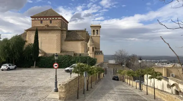 Iglesia y plaza empedrada, un lugar encantador que ver en Aguadulce.