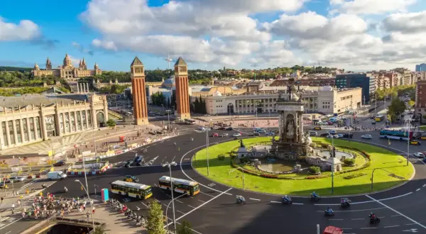 Plac Hiszpański w Barcelonie, z Fontanną Wenecji i wieżami w tle. Idealne miejsce, by zacząć zwiedzanie, gdy zastanawiasz się, co zobaczyć w Barcelonie.