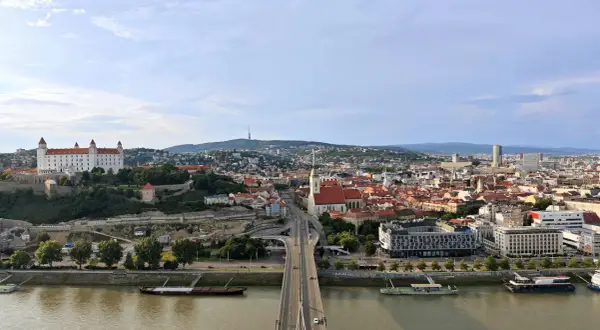 Widok na Bratysławę z zamkiem na wzgórzu i mostem nad Dunajem. Czy warto odwiedzić to miasto? Zdecydowanie tak!