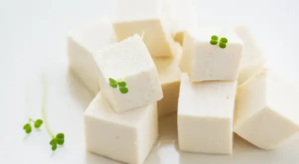 Kostki tofu, idealne do przygotowania pysznych dań. Dowiedz się, jak zrobić tofu w domu!