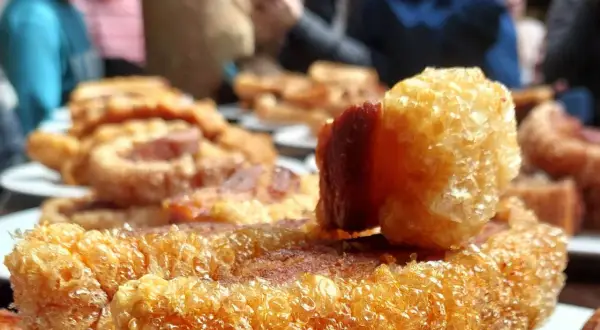 Torreznos crujientes, un manjar típico de Zaragoza, listos para disfrutar en buena compañía.