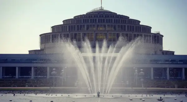 Die Jahrhunderthalle Breslau, ein architektonisches Meisterwerk, erhebt sich hinter einem beeindruckenden Wasserspiel.