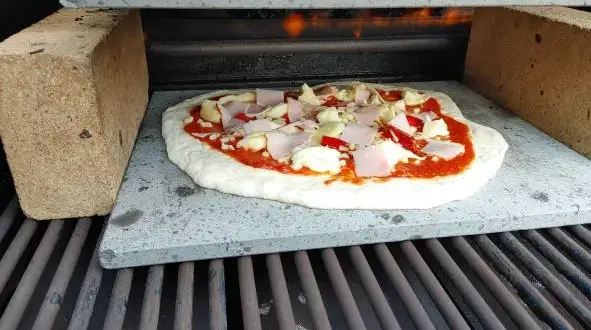 Na czym piec pizzę, aby uzyskać idealny spód i smak?