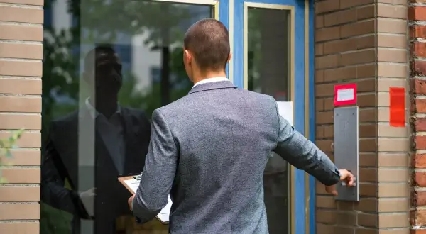Czego nie może zabrać komornik z mieszkania? Ochrona Twoich rzeczy