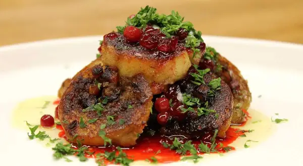Stekta kroppkakor med lingonsylt och persilja. Ett klassiskt recept på kroppkakor som ser utsökt ut.