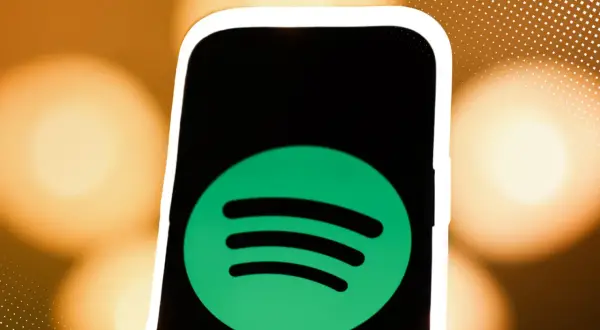 Ein Smartphone mit dem Spotify-Logo. Perfekt für die besten Liebeskummer Songs, um die Stimmung zu heben oder zu vertiefen.