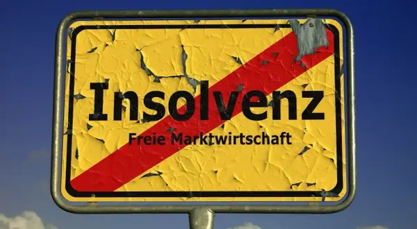Gelbes Ortsschild mit "Insolvenz" und rotem Balken. Die Frage "wie oft kann man privatinsolvenz machen" wird hier symbolisch gestellt.
