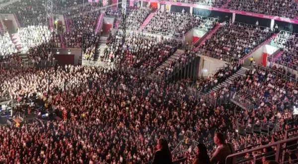 Tłum ludzi na koncercie w Krakowie, atmosfera jak na występie Katy Perry.
