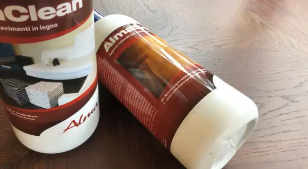 Due flaconi di sapone naturale per pavimenti in legno, ideali per pulire e sgrassare il pavimento in modo efficace.