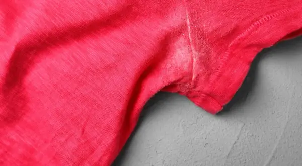 Rotes T-Shirt mit hartnäckigen Deo-Flecken unter dem Arm. Tipps zum Deoflecken entfernen gesucht?