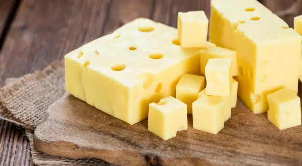 Formaggio a cubetti e a fette, ricco di vitamina K2, essenziale per la salute delle ossa e del cuore.