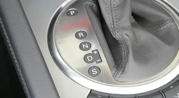 Dźwignia zmiany biegów w automacie: P, R, N, D, S. Gotowy do jazdy!