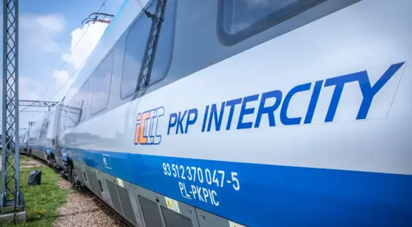 Pociąg PKP Intercity gotowy do podróży z Jeleniej Góry do Szczecina.