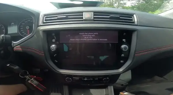 Seat Ibiza: Jak włączyć Bluetooth i sparować telefon krok po kroku