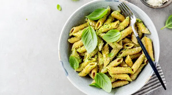 Penne z aromatycznym pesto, świeżą bazylią i parmezanem. Idealne pesto z makaronem na szybki obiad.