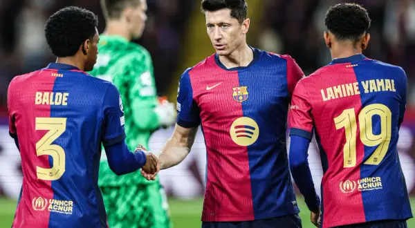 Robert Lewandowski, znany z gry w klubach takich jak Bayern Monachium i FC Barcelona, wita się z kolegami z drużyny.