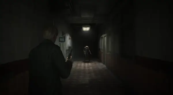 Mroczny korytarz szpitalny, gracz z pistoletem mierzy do przerażającej pielęgniarki. Klimat jak w najlepszych grach horror ps5.