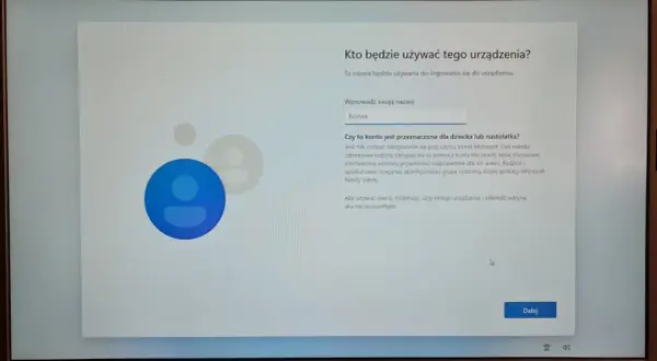 Instalacja Windows 11 bez internetu: ekran wyboru użytkownika. Wpisz nazwę, by kontynuować konfigurację.
