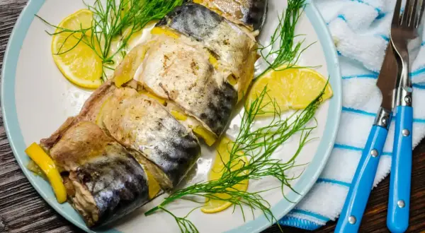 Pyszna makrela pieczona z cytryną i koperkiem, gotowa do podania.